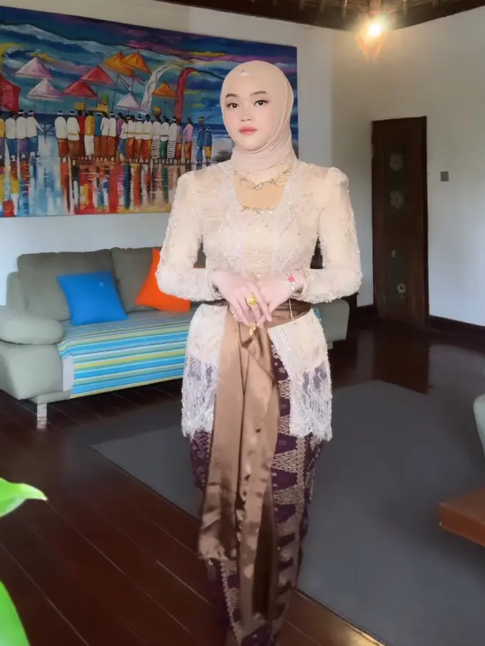 Putri Delina saat Antar Sang Kakak Rizky Febian Jalani Prosesi Adat Bali