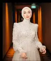 Tampil anggun dalam balutan dress brokat berwarna beige, Citra memadukannya dengan hijab segi empat yang dililit rapi ke belakang. Siluet clean dan warna lembut menciptakan kesan feminin sekaligus classy. [@ciraciki].