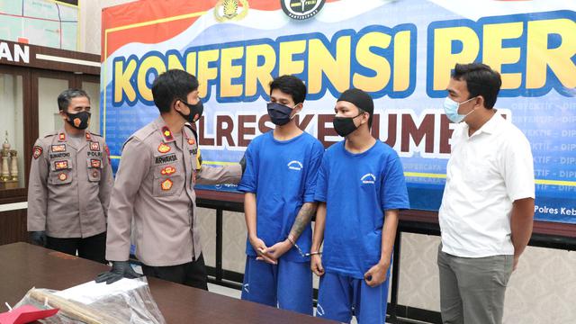 Aparat Polres Kebumen menangkap dua tersangka maling kambing. (Foto: Liputan6.com/Humas Polres Kebumen)