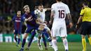 Gelandang Barcelona, Ivan Rakitic, berebut bola dengan striker AS Roma, Edin Dzeko, pada laga leg pertama perempat final Liga Champions di Stadion Camp Nou, Rabu (4/4/2018). Barcelona menang 4-1 atas AS Roma. (AFP/Manu Fernandez)
