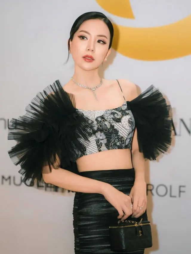 Potret terbaru Agnes Jennifer dengan fashion unik. (credit:instagram.com/agnes_jennifer)
