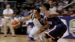Pebasket Satria Muda Pertamina, Arki Wisnu, melewati pebasket Pelita Jaya pada game pertama final IBL 2018 di Britama Arena, Jakarta, Kamis (19/4/2018). Satria Muda menang 73-63 atas Pelita Jaya. (Bola.com/M Iqbal Ichsan)