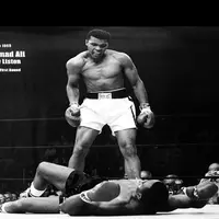 Usai mengalahkan Sonny Liston dan merebut gelar juara dunia, Muhammad Ali beryahadat di atas ring tinju. 