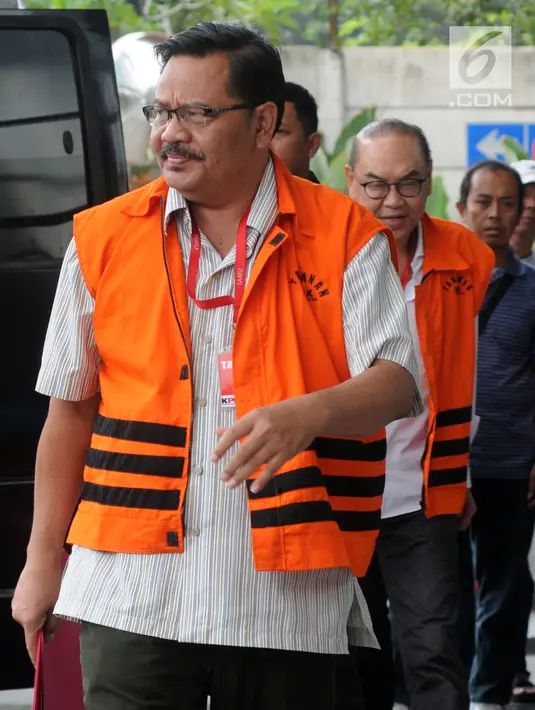 Dua tersangka Kadis PUPR Kabupaten Tulungagung nonaktif Sutrisno dan pemegang saham Blackgold Natural Resources Limited, Johannes Budisutrisno Kotjo tiba di gedung KPK, Jakarta, (6/9). (Merdeka.com/Dwi Narwoko)