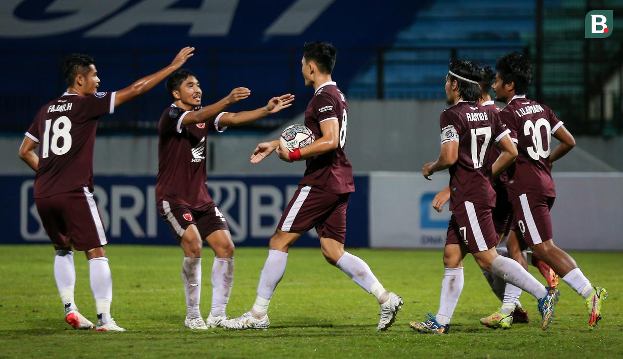 Sejumlah pemain PSM Makassar merayakan gol penyeimbang 1-1 ke gawang Persela lamongan yang dicetak Sutanto Tan (tengah) dalam laga pekan ke-15 BRI Liga 1 2021/2022 di Stadion Moch. Soebroto, Magelang, Kamis (02/12/2021). (Bola.com/Bagaskara Lazuardi)