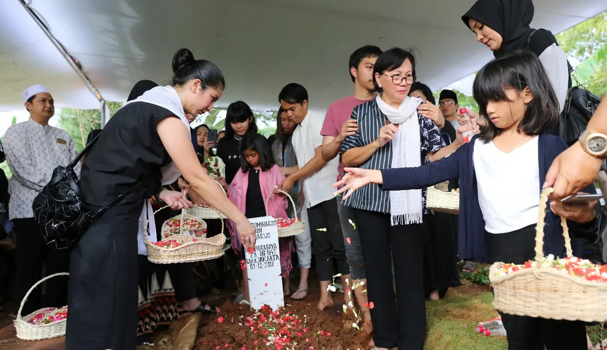 "Papa semangat sih mau sembuh, akhirnya ya udah kita jalanin kemo, seminggu kemudian Minggu malam udah agak membaik, baru efeknya gak bisa makan gitu," ucapnya. (Daniel Kampua/Bintang.com)