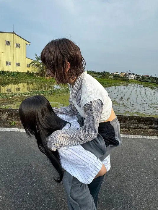 Hal tersebut dikonfirmasi melalui aplikasi untuk berbicara dengan penggemar NewJeans, Phoning. [@newjeans_official]