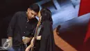 Basis band Kotak, Chua berbincang dengan suaminya, Firmansyah M Putra saat di panggung The Biggest Concert Long Live Kotak x Anggun di Studio6 Emtek City, Jakarta, Rabu (23/11). Konser ini bagian perayaan 12 tahun Kotak. (Liputan6.com/Helmi Fithriansyah)