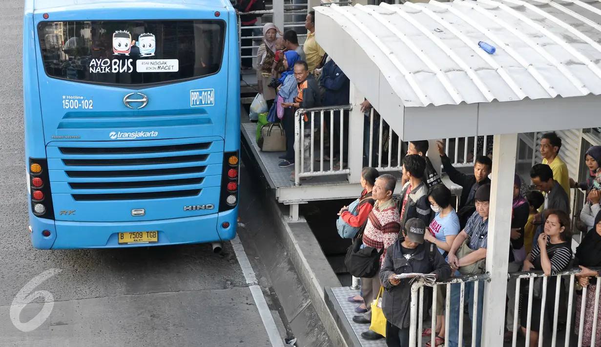 Bus Transjakarta menaikan penumpang di Halte Harmoni, Jakarta, Sabtu (7/1). PT Transportasi Jakarta (Transjakarta) akan menambah 2.000 unit bus tahun 2017 ini. (Liputan6.com/Yoppy Renato)
