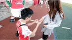 Bintang Arsenal, Kieran Gibbs, juga ikut menyampaikan ucapannya langsung melalui layar raksasa di sudut stadion.