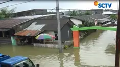 Warga yang ingin melakukan aktifitas mengandalkan rakit bambu sebagai alat transportasi.
