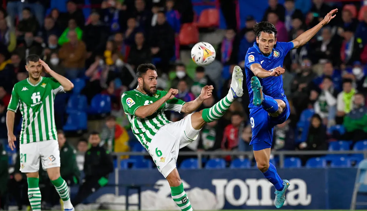 Pemain Getafe, Enes Unal (kanan) berusaha mencetak gol ke gawang Real Betis pada laga lanjutan Liga Spanyol 2022/2023 di Stadion Alfonso Perez, Getafe, 2 Mei 2022. Sejauh ini, Unal sukses melesatkan 13 gol di Liga Spanyol musim ini. (AFP/Pierre-Philippe Marcou)