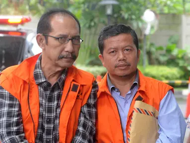 Hakim PN Jakarta Selatan nonaktif Iswahyu Widodo (kiri) dan Kepala Bidang SMP Dinas Pendidikan Kabupaten Cianjur Rosidin tiba di Gedung KPK, Jakarta, Jumat (22/2). Keduanya akan menjalani pemeriksaan lanjutan oleh penyidik KPK. (Merdeka.com/Dwi Narwoko)