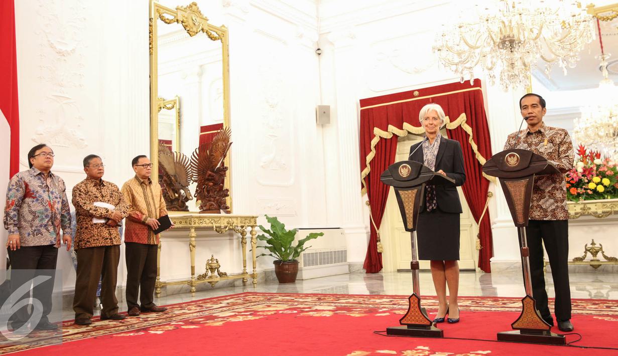 Presiden Joko Widodo memberikan keterangan pers dengan Direktur Pelaksana Dana Moneter Internasional (IMF) Christine Lagarde usai pertemuan tertutup di Istana Merdeka, Jakarta, Selasa (1/9/2015). (Liputan6.com/Faizal Fanani)