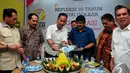 Agus Gumiwang Kartasasmita memotong nasi tumpeng. Ia mengaku siap menjadi ketua umum partai Golkar periode 2014-2019, Jakarta, Senin (3/11/2014) (Liputan6.com/Johan Tallo)