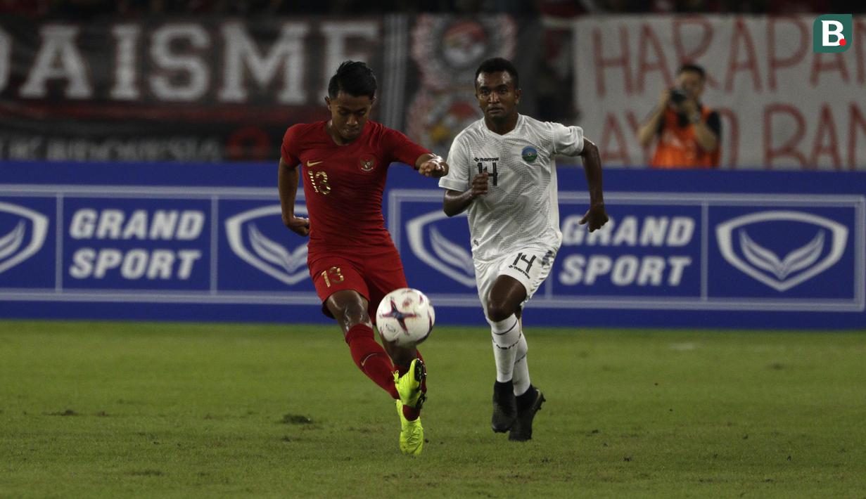 Gelandang Timnas Indonesia, Febri Hariyadi, berusaha melepaskan umpan saat melawan Timor Leste pada laga Piala AFF 2018 di SUGBK, Jakarta, Selasa (13/11). (Bola.com/Yoppy Renato)