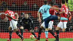 Kiper Manchester United David de Gea mengamati lanjutan laga Premier League saat timnya menjamu AFC Bournemouth di Old Trafford, Rabu (13/12). Manchester United unggul hanya 1-0 atas AFC Bournemouth lewat gol Romelu Lukaku. (Oli SCARFF / AFP)