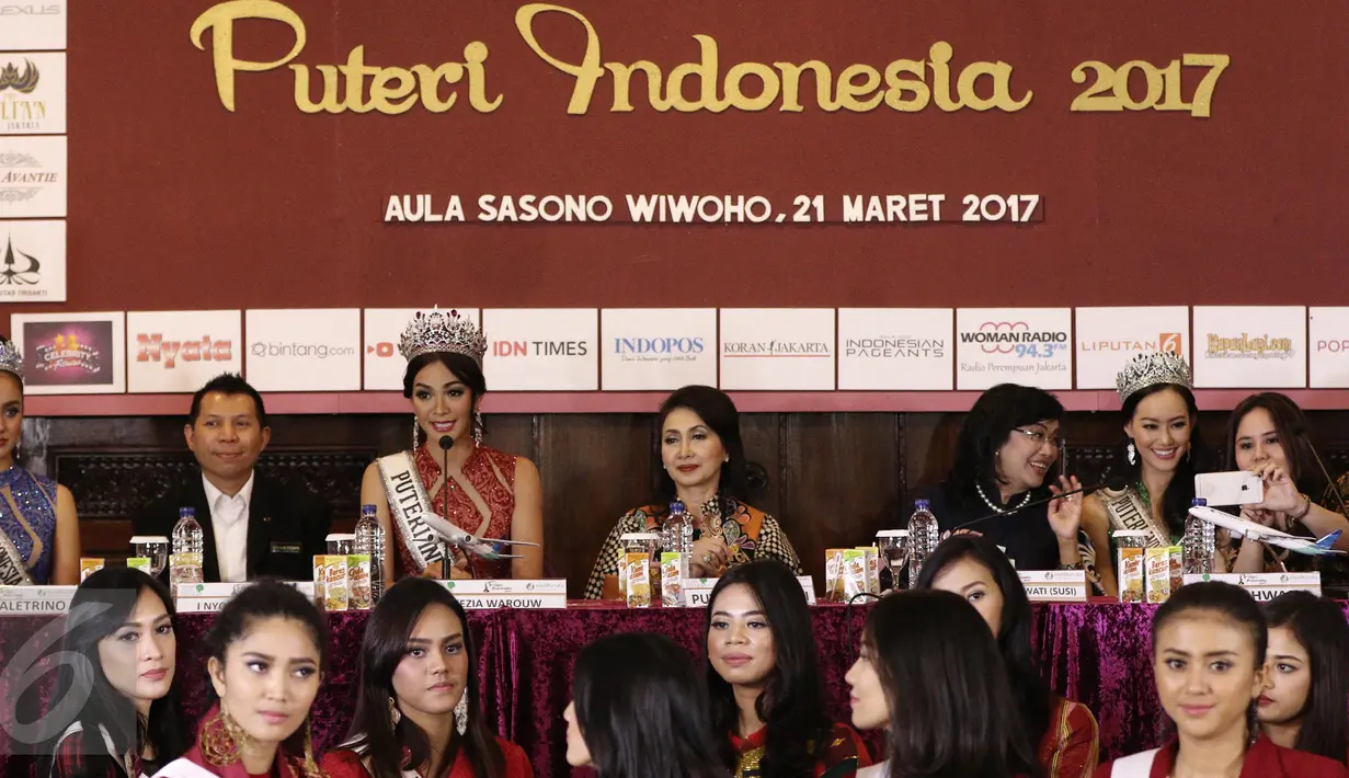 Suasana jumpa pers pemilihan Puteri Indonesia 2017 di Aula Sanono Wiwoho Mangunsarkoro, Menteng, Jakarta, Selasa (21/3). Ajang tahunan pemilihan Puteri Indonesia 2017 ini didukung penuh oleh Mustika Ratu. (Liputan6.com/Herman Zakharia)