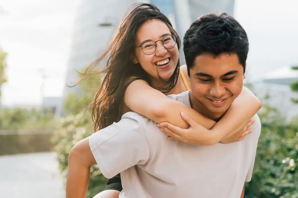 pasangan bahagia romantis