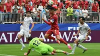 Penyerang Timnas Portugal #07, Cristiano Ronaldo (tengah), berebut bola dengan kiper Uzbekistan #12, Abduvohid Nematov (bawah), selama pertandingan Grup K Piala Dunia 2026 antara Portugal dan Uzbekistan di Stadion Houston di Houston pada 24 Juni 2026. (RONALDO SCHEMIDT/AFP)