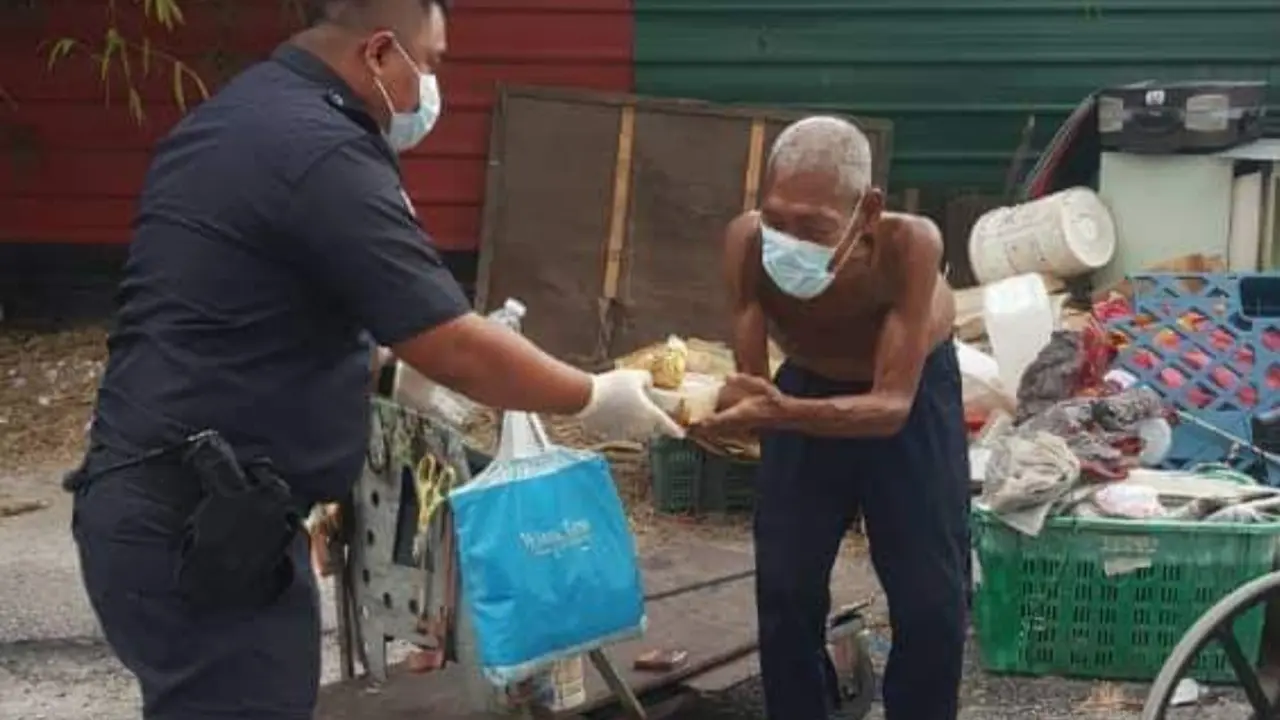 Bikin Terenyuh, Polisi Ini Rela Mendatangi Tunawisma Untuk Memberikan Makanan