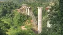 Lokasi jembatan kereta api yang sedang dibangun yang runtuh di kota Sairang di distrik Aizwal di negara bagian Mizoram di India timur pada 23 Agustus 2023. (AFP Photo)