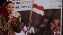 Janda veteran, Ibu Arie Soetanto menggelar aksi di depan Istana Negara, Jakarta, Selasa (9/12/2014). (Liputan6.com/Faizal Fanani)