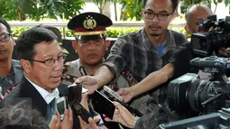 Menteri Agama Lukman Hakim Saifuddin menjawab pertanyaan wartawan di Gedung KPK, Jakarta, Kamis (5/11). Kedatangannya untuk membahas pelaksanaan program pendidikan keagamaan yang dilakukan Kemenag. (Liputan6.com/Helmi Afandi)