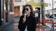 Dalam berbagai momen, Lolita kerap membagikan kegiatannya di akun Instagram pribadinya. Ketika bersantai, traveling, hingga menghabiskan waktu bersama keluarga. Untuk menunjang kegiatannya tersebut, Lolita kerap memerhatikan padu padan busananya. (Liputan6.com/IG/lolitagustine)