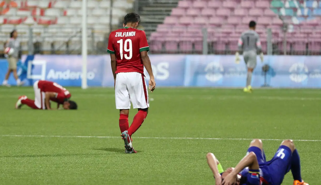 Ekspresi kontras pemain Indonesia U-23 dengan pemain Filipina U-23 setelah pertandingan. (Bola.com/Arief Bagus)