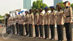 Polwan yang berdinas di Pam Obvit menggunakan PDH berwarna cokelat dan pada kerah lengan dan saku merah tua. Dasi panjang warna merah tua dan kerudung cokelat tua membuat Polwan Pam Obvit terlihat manis (Liputan6.com/Herman Zakharia). 