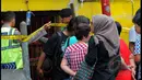 Sejumlah warga terlihat mendatangi Kelenteng Cin Te Yen atau Wihara Dharma Bhakti di Petak Sembilan, Jakarta yang hangus terbakar pada Senin (2/3/2015) dini hari. (Liputan6.com/Faisal R Syam)