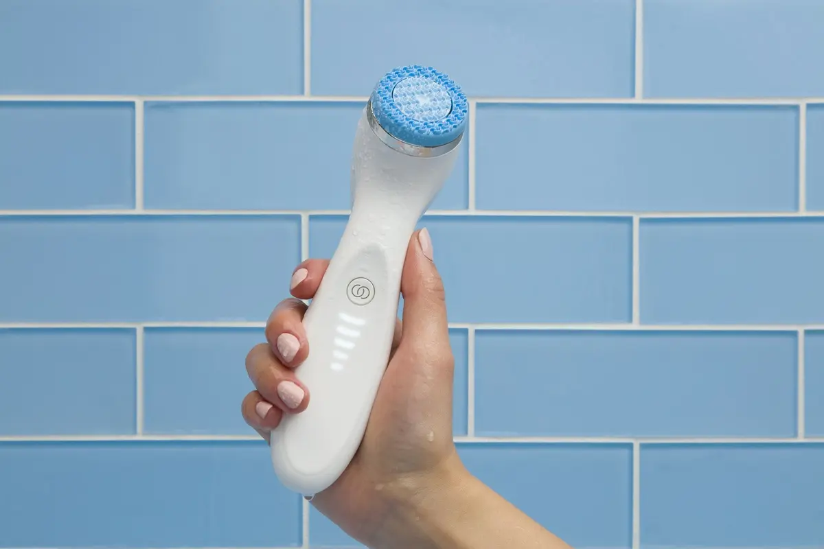 Facial Cleansing Brush Vs Tangan, Mana yang Lebih Efektif untuk Bersihkan Wajah?
