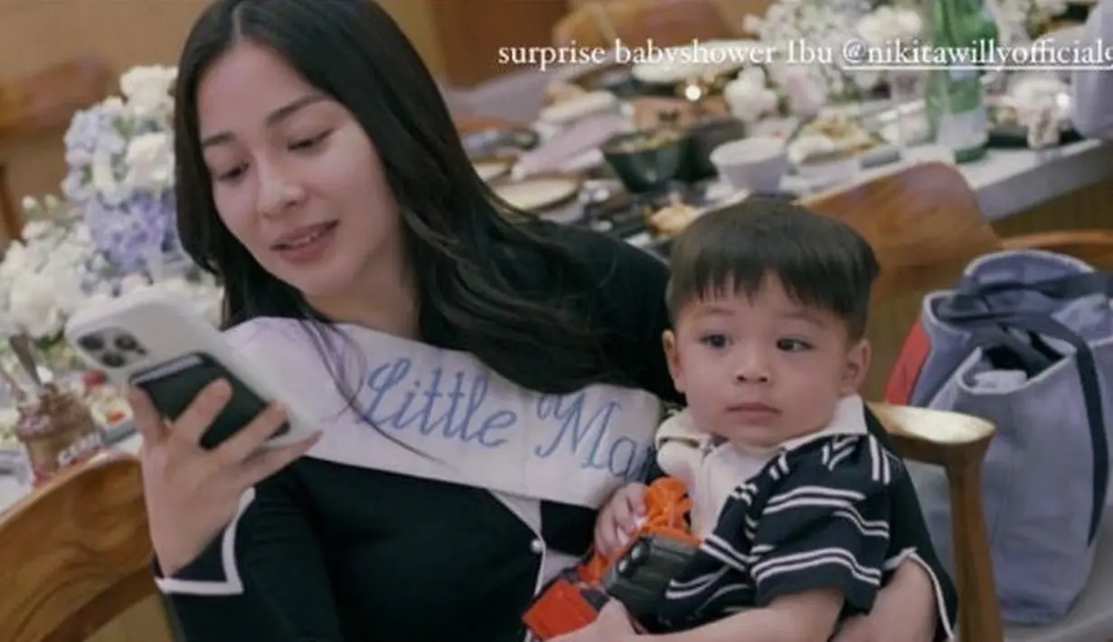Hadir pula Baby Issa dikejutan baby shower calon adiknya tersebut. Baby Issa pun serasi dengan sang mamah mengenakan atasan hitam. [@fitrihardiyanti088]