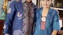 Tak hanya mengenakan batik dengan model sedeharana saja. Ia juga membuat kain batik dengan model baju khas wanita Jawa yang senada dengan sang suami.(Liputan6.com/IG/@mayangsaritrihatmodjoreal)