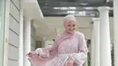 Heels tertutup putih di bagian depan dengan aksen bunga membuat tampilan feminim seperti Cut Syifa ini. Padukan dengan dress dan kerudung warna senada. Credit: Instagram (@cutsyifaa)
