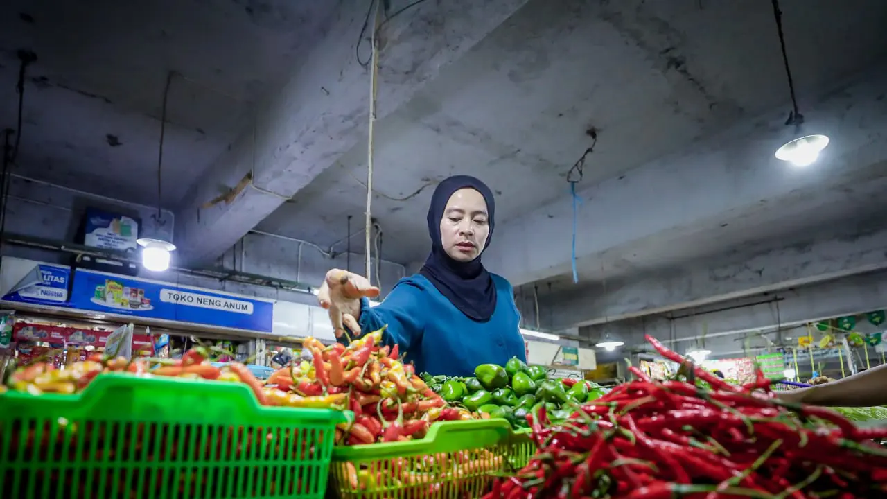 Pedagang cabai di Pasar Kosambi Kota Bandung, Jawa Barat.