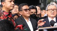 Hasto Kristiyanto didampingi oleh Ketua DPP PDIP Ronny Berty Talapessy dan tim kuasa hukum Maqdir Ismail sempat memberi keterangan kepada pewarta. (Magang/Liputan6.com/Muhammad Rizal)