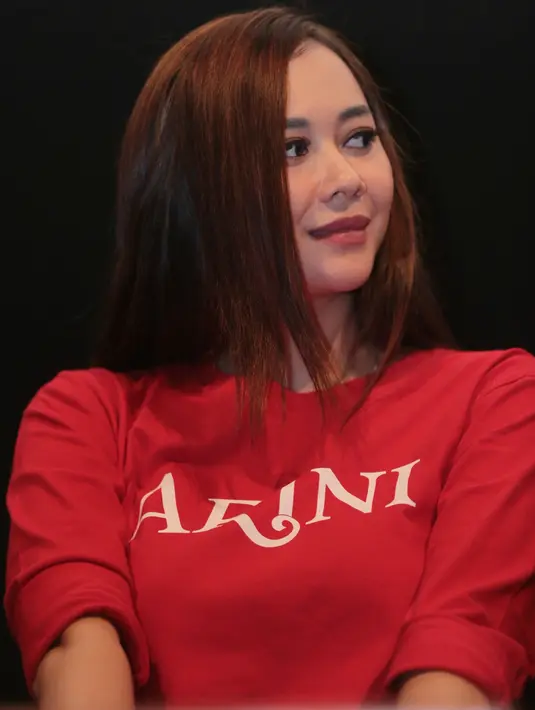 Mantan pacar Glenn Fredly ini juga menceritakan sedikit bahwa kisah cinta antara tante dan berondongnya yang terjadi di film ini bukan melulu soal materi. Di sisi lain juga terungkap kisah cinta yang unik. (Adrian Putra/Bintang.com)