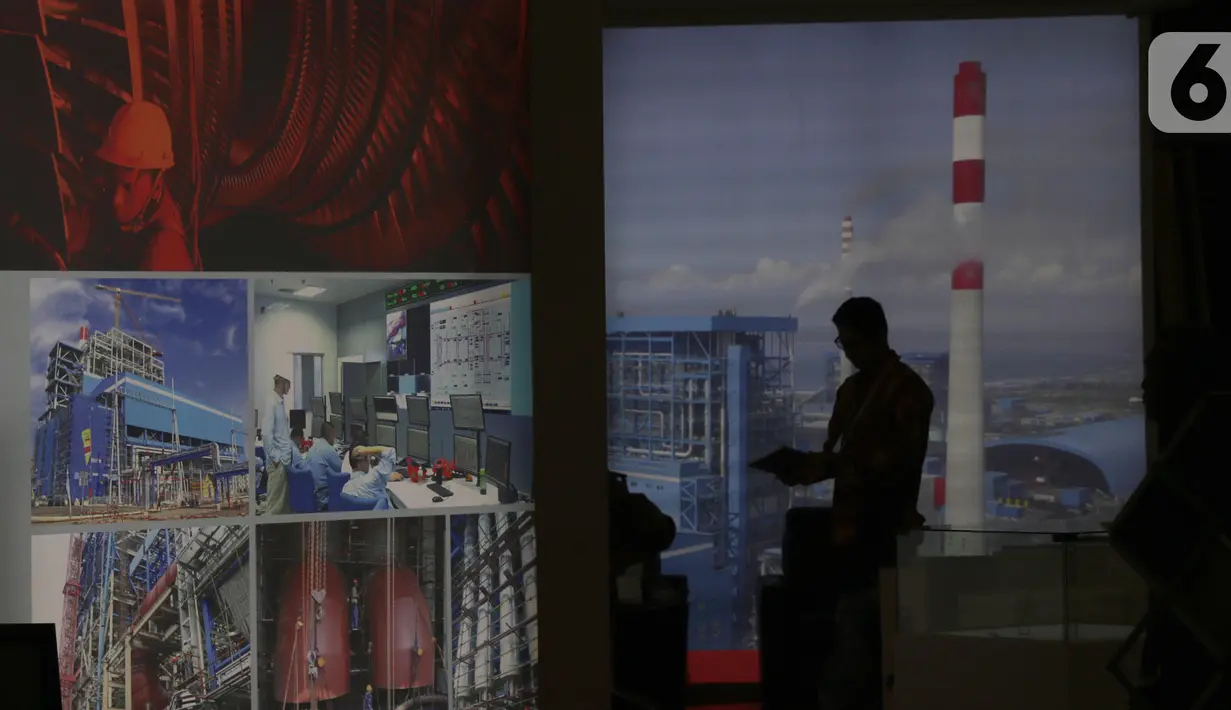 Pengunjung melihat pameran pada Hari Listrik Nasional di JCC, Jakarta, Rabu (9/10/2019). HLN ke-74 mengusung tema "Keberlanjutan Sektor Ketenagalistrikan dalam Menghadapi Era industri 4.0". (Liputan6.com/Angga Yuniar)