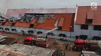 Petugas pemadam kebakaran memadamkan sisa api yang membakar Museum Bahari, Jakarta Utara, Selasa (16/1). Api melahap Gedung A Blok 1 dan 2 dan Gedung C Blok 1 dan 2 tempat penyimpanan benda-benda bersejarah di bidang bahari. (Liputan6.com/Arya Manggala)