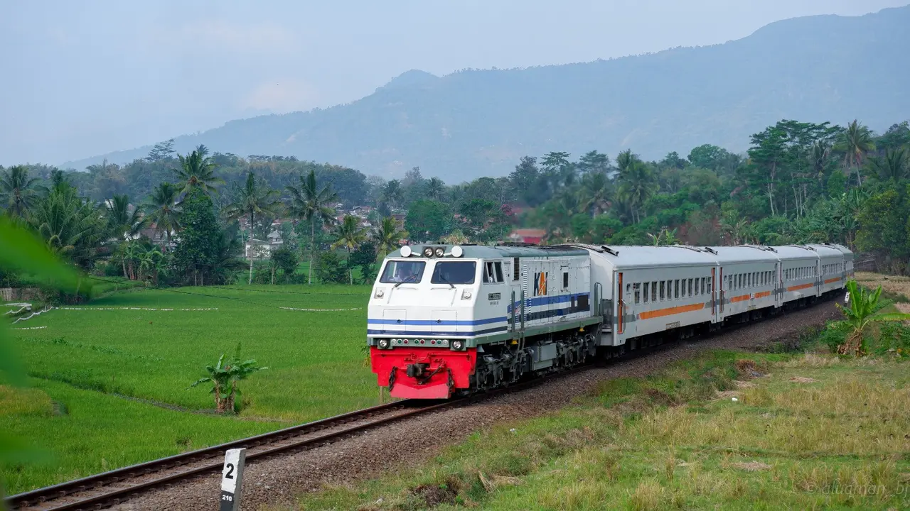 KAI berkomitmen melalui pengoperasian KA Kahuripan membantu masyarakat menjangkau berbagai pusat kegiatan dengan biaya terjangkau. (Foto: KAI)