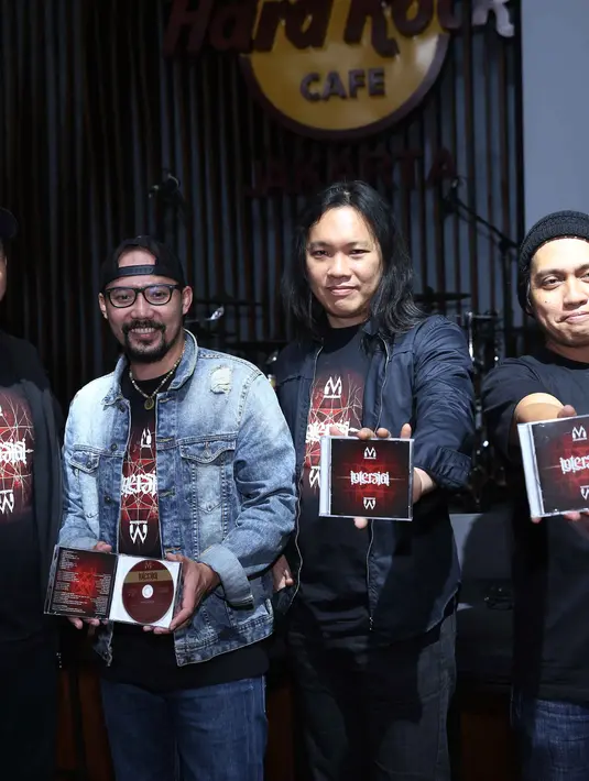 Musikimia meramaikan industri musik tanah air sejak 2012. Pada tahun 2013, grup ini mengeluarkan single perdana berjudul 'Apakah Harus Seperti Ini'. Setelah itu ditahun yang sama kembali mengeluarkan empat single. (Nurwahyunan/Bintang.com)
