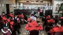 Atlet kontingen DKI Jakarta yang berlaga pada ajang PON XX Papua tiba di Hotel Grand Cempaka Business, Jakarta, Kamis (14/10/2021). Nantinya para atlet ini akan menjalani tes swab PCR secara rutin tiap harinya serta tes malaria. (merdeka.com/Iqbal S. Nugroho)