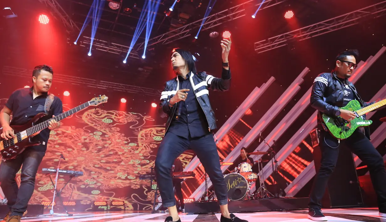 Seperti tidak ingin terganggu dengan kasus yang menimpanya, Charly tampil malam itu begitu luar biasa. Bersama grupnya, juga sukses membangkitkan semangat penggemarnya. (Adrian Putra/Bintang.com)