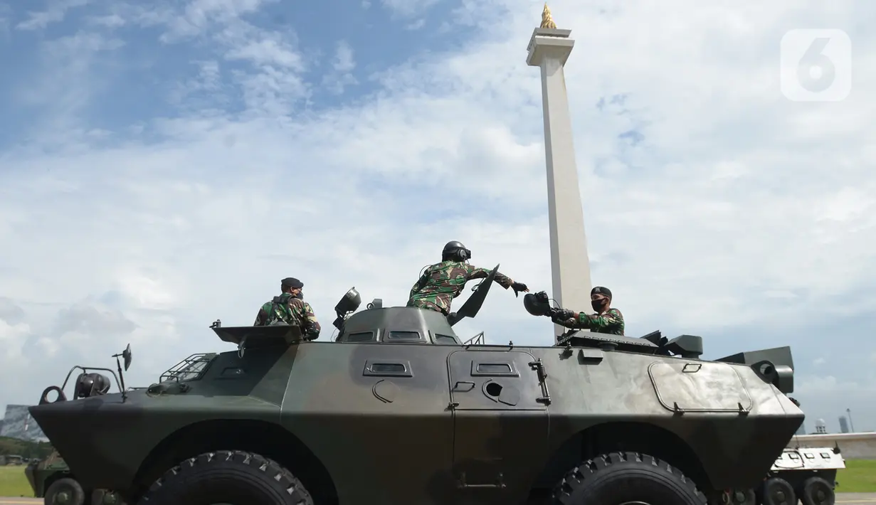 Personel TNI berada di dalam tank saat apel gelar pasukan di Monas, Jakarta, Jumat (20/11/2020). Sebanyak 15.000 personel TNI Kodam Jaya dan instansi terkait mengikuti apel kesiapan pilkada serentak 2020 dan penanggulangan bencana banjir di wilayah Kodam Jaya/Jayakarta (merdeka.com/Imam Buhori)