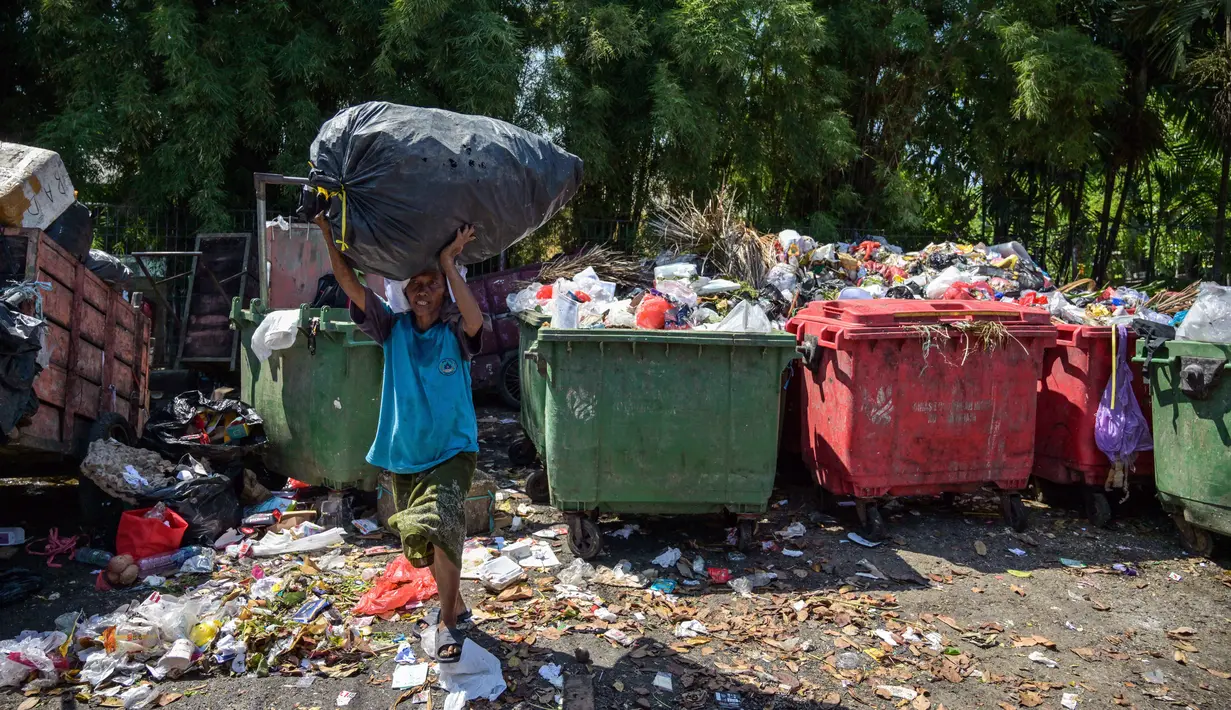 Permasalahan sampah plastik dan pengelolaannya masih menjadi tantangan besar di Indonesia. (JUNI KRISWANTO/AFP)