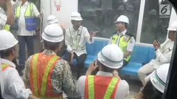 Presiden Joko Widodo berbincang dengan Gubernur DKI Jakarta, Anies Baswedan di dalam kereta mass rapid transit (MRT) rute Stasiun Bundaran Hotel Indonesia ke Depo MRT Lebak Bulus, Jakarta, Selasa (6/11). (Liputan6.com/Angga Yuniar)