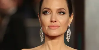 Tak bisa ditampik bahwa Angelina Jolie semakin cantik seiring bertambahnya usia. Mengenai hal itu, ia pun merasa bangga. (DANIEL LEAL-OLIVAS / AFP)
