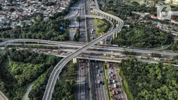 Foto udara lalu lintas kendaraan saat melintas di ruas Tol Jagorawi, Kampung Rambutan, Jakarta Timur, Selasa (20/12/2022). PT Jasa Marga (Persero) Tbk mencatat sebanyak 291.451 kendaraan meninggalkan wilayah Jakarta, Bogor, Tangerang, Bekasi (Jabotabek) pada H-7 sampai H-6 Hari Raya Natal 2022. (merdeka.com/Iqbal S. Nugroho)